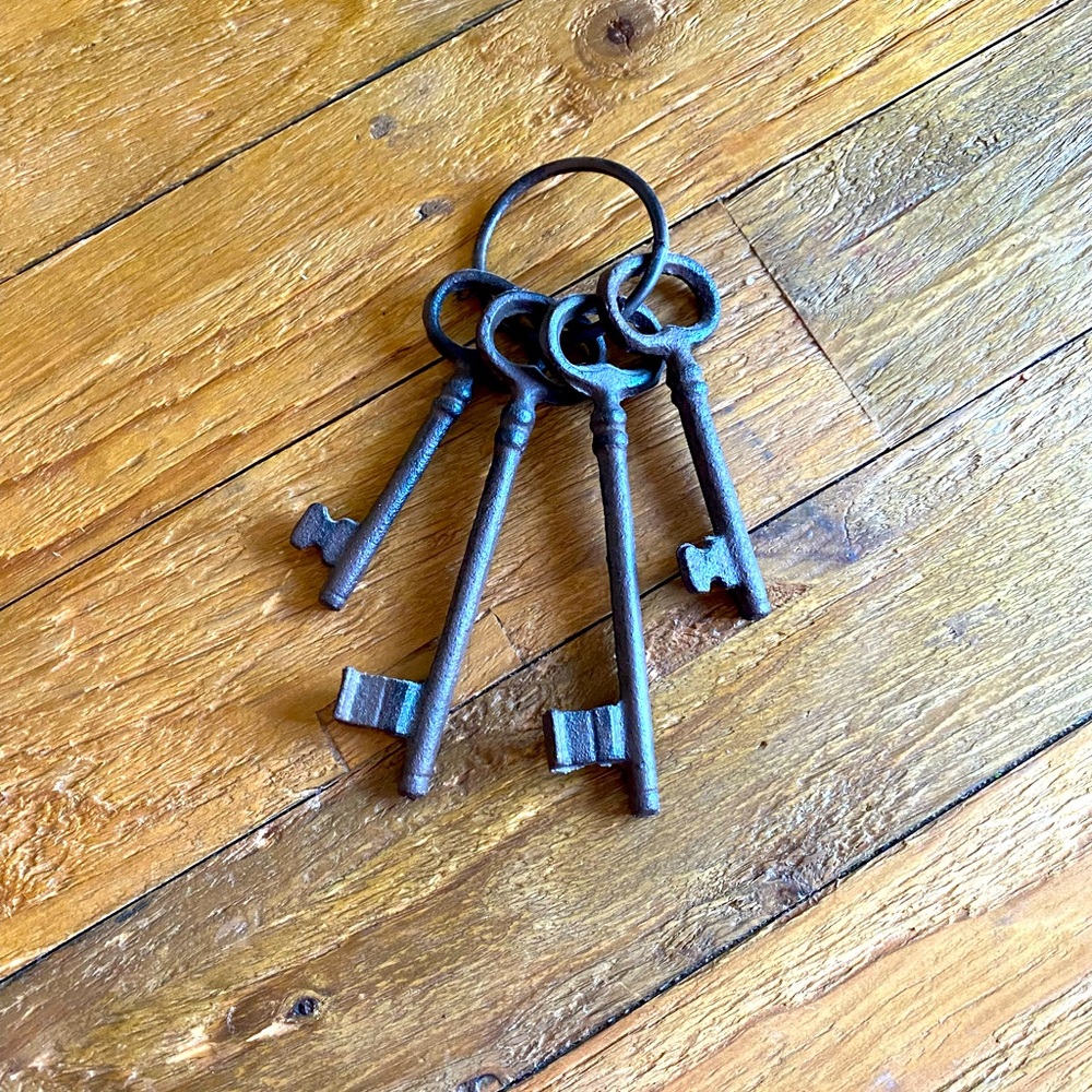 Metal Key Decoration - Picture 2 of 2